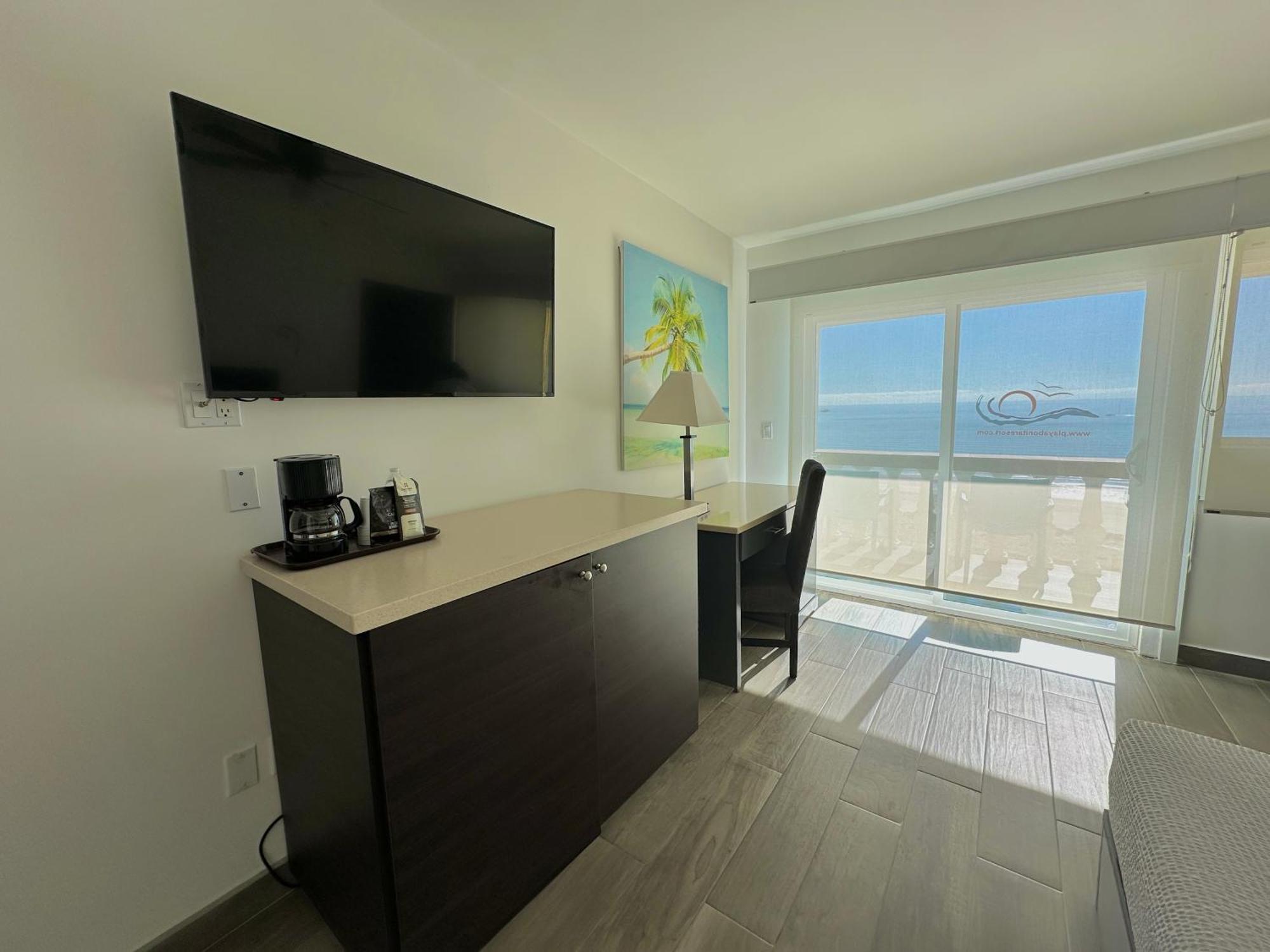 Habitación con cama extragrande y vistas al mar